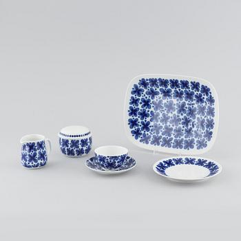 26 pieces of "Mon Amie", designed by Marianne Westman for Rörstrand, third quarter of the 20th century.