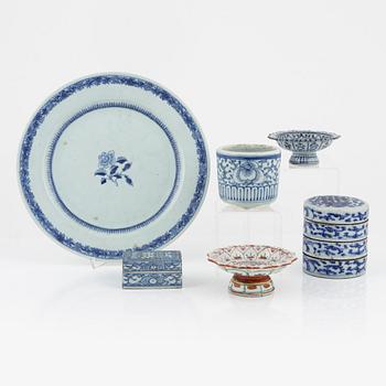 Six pieces of Chinese porcelain, 18th-20th century.