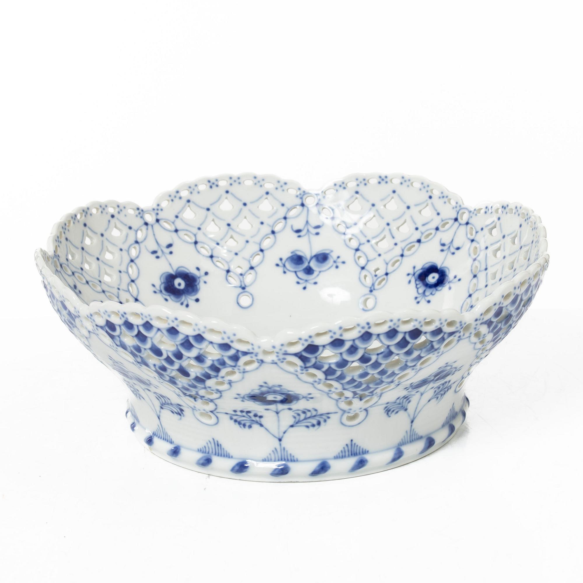 Royal Copenhagen, a 'Musselmalet' / 'Blue Fluted' porcelain bowl, Denmark.