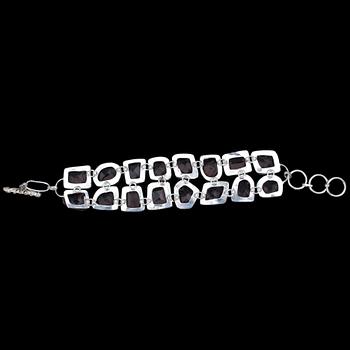 ARMBAND, ljusröda fasettslipade stenar samt silver.