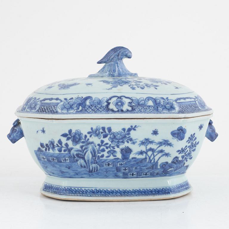 A Chinese blue and white wxport porcelain tureen with cover, Qing dynasty, Qianlong (1736-95).