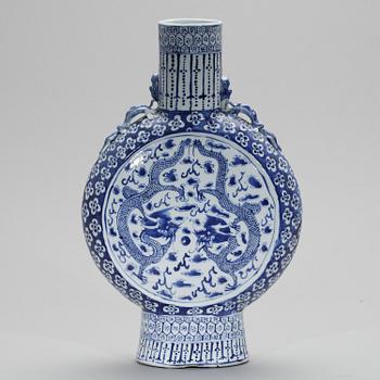PILGRIMSKRUS, porslin. Sen Qing dynastin (1644-1912).