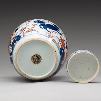 An imari jar with cover, Qing dynasty, Qianlong (1736-95).
