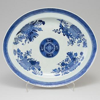 A chinese export blue and white fitz-hugh decorated serving dish. Qing dynasty, Jiaqing (1796-1820).