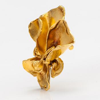 Lotta Orkomies, An 18K gold brooch. A Tillander, Helsinki 1971.