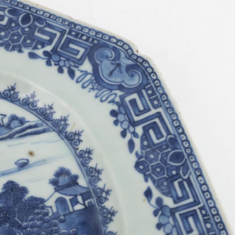 A blue and white export porcelain serving dish, China, Qianlong (1736-95).