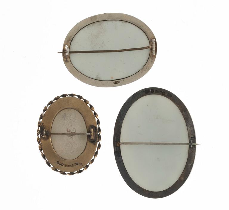 BROSCHER, 3 st, silver, porslin. Bl.a. 1939, 1948.
