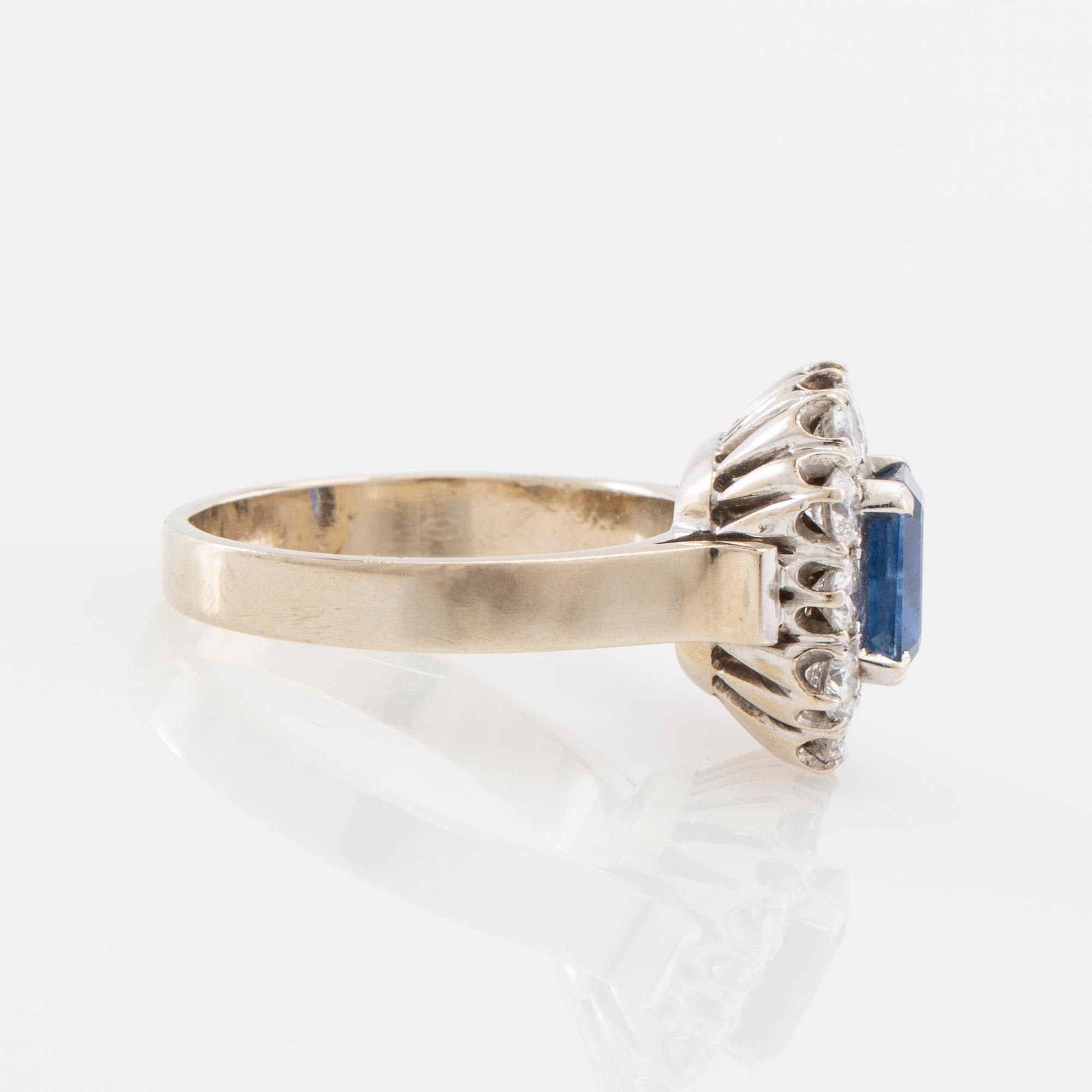 Ring in 18K white gold set with a step-cut sapphire and round brilliant-cut diamonds.