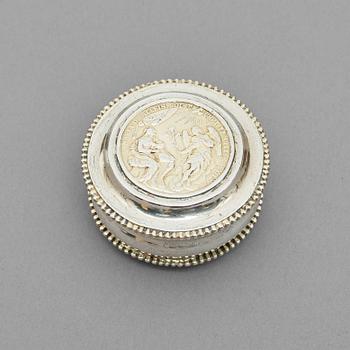 506. A Swedish 18th century parcel-gilt snuff-box, marks of Johan Blomsterwall, Göteborg (1783-1806).