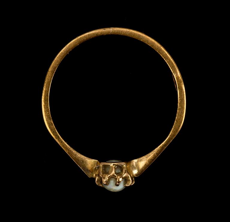 RINGAR 4 st SAMT ÖRHÄNGEN 2 par, guld 18K, 1900-tal. Totalvikt ca 8 gram.
