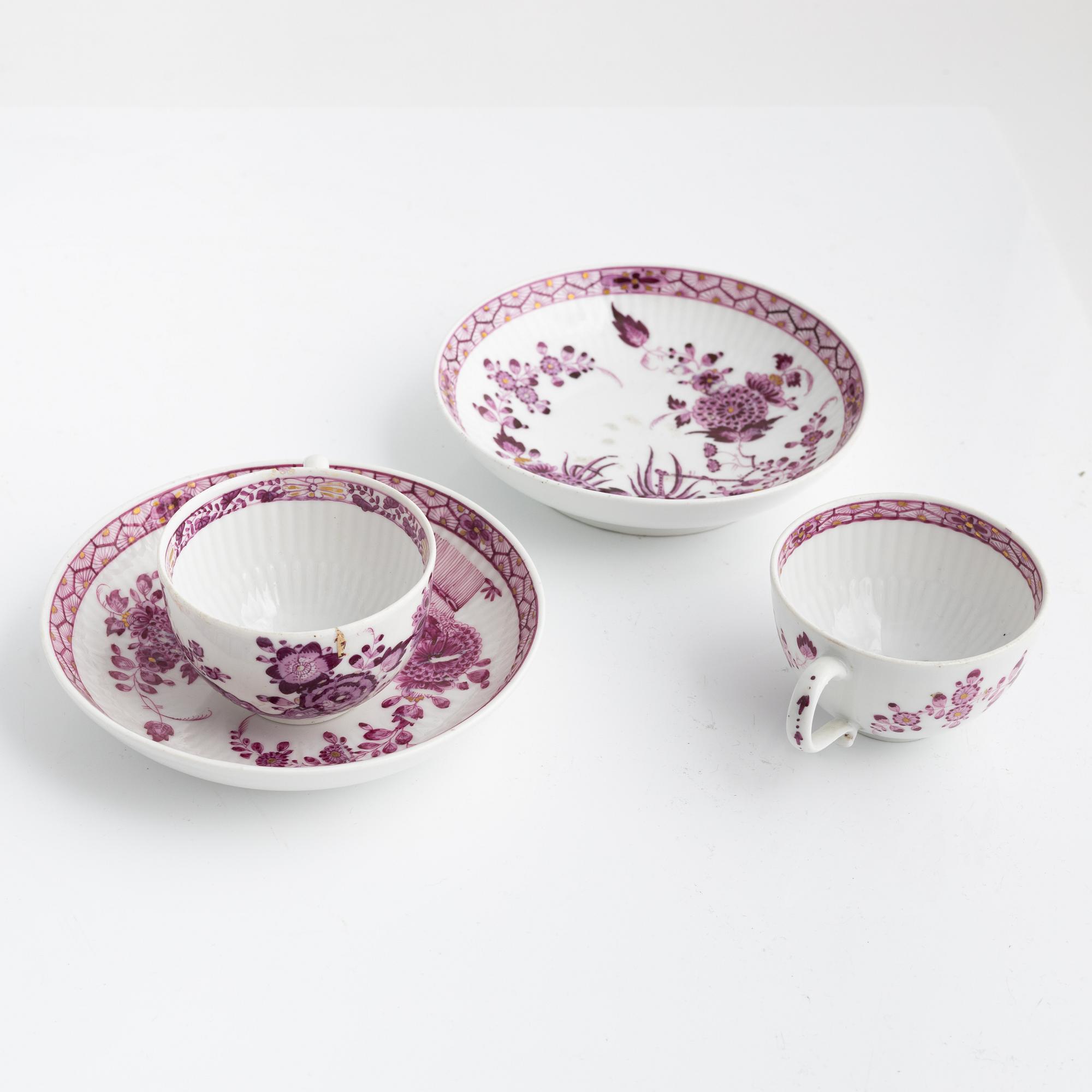 Parti porslin, 5 delar, Meissen, 1700-1800-tal, samt Tekanna med meissenliknande märke.