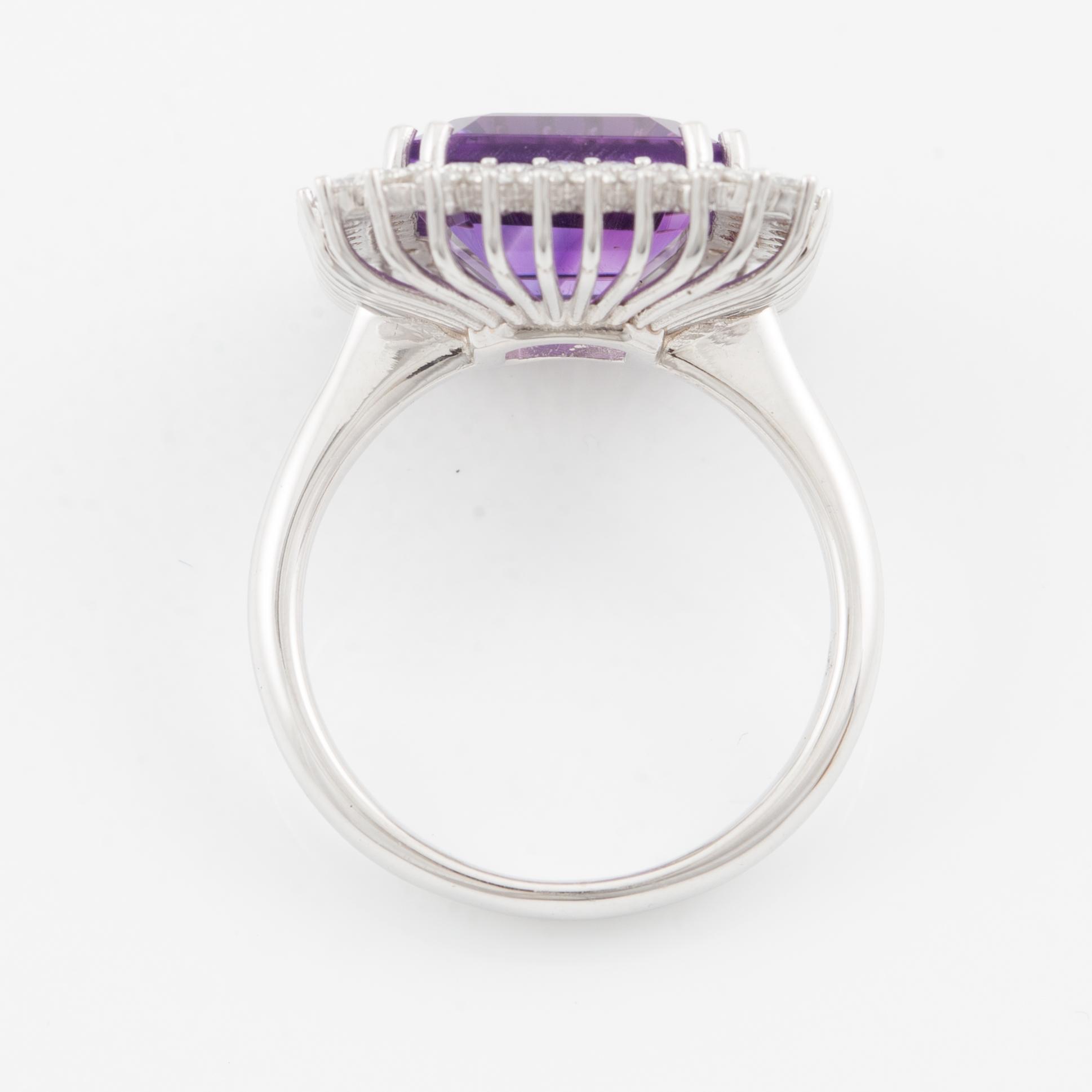 Ring 18K vitguld med ametist och briljantslipade diamanter.