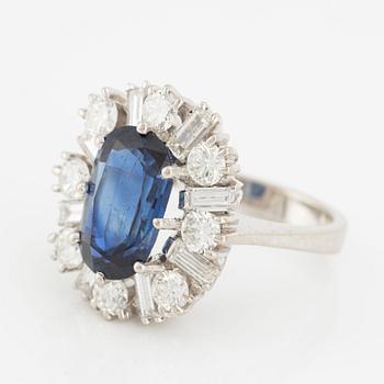 Ring in 18K white gold with a faceted sapphire and round brilliant and baguette-cut diamonds.