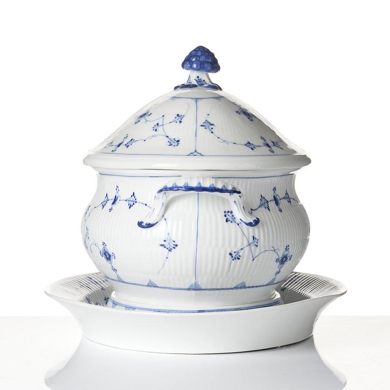 A large Royal Copenhagen 'Musselmalet rifflet' / 'blue fluted' tureen with cover and stand, Denmark, 19h century.