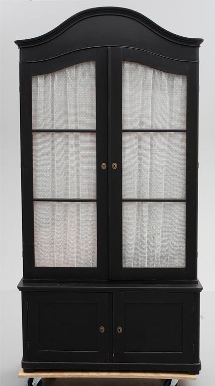 BOKSKÅP, rokokostil. 1900-tal.