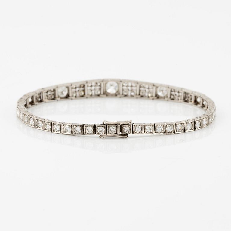 A bracelet in platinum with old- and round brilliant-cut diamonds.