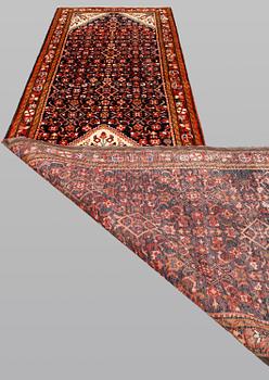 A Hamadan runner, approx. 422 x 110 cm.