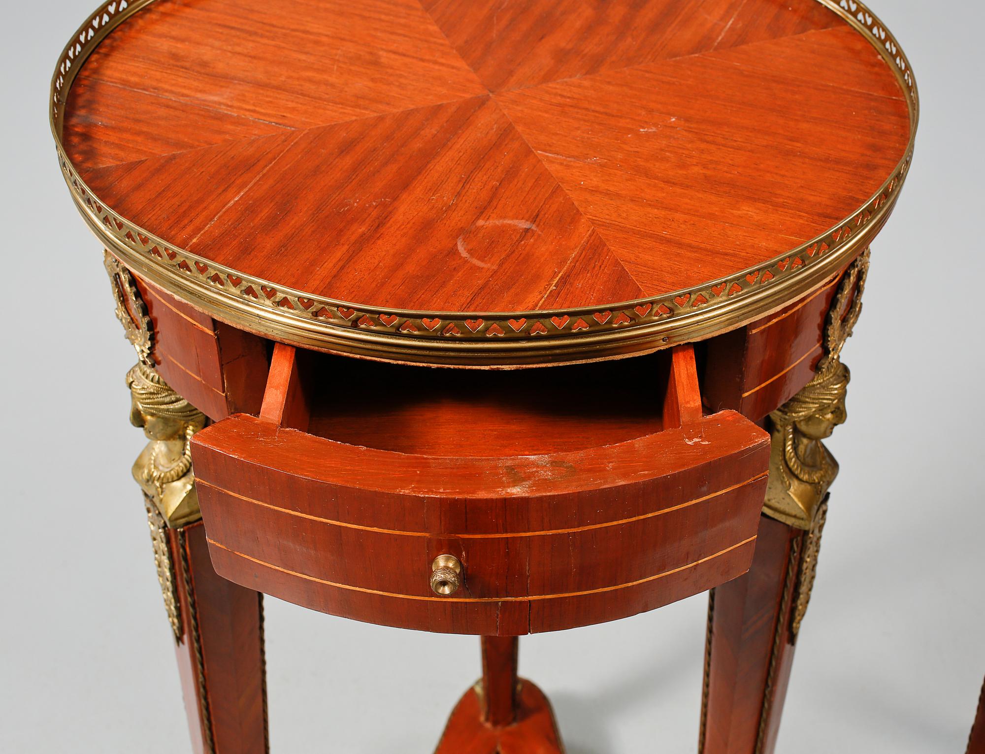 LAMPBORD/PIEDESTALER, ett par, empirestil, 1900-talets andra hälft.