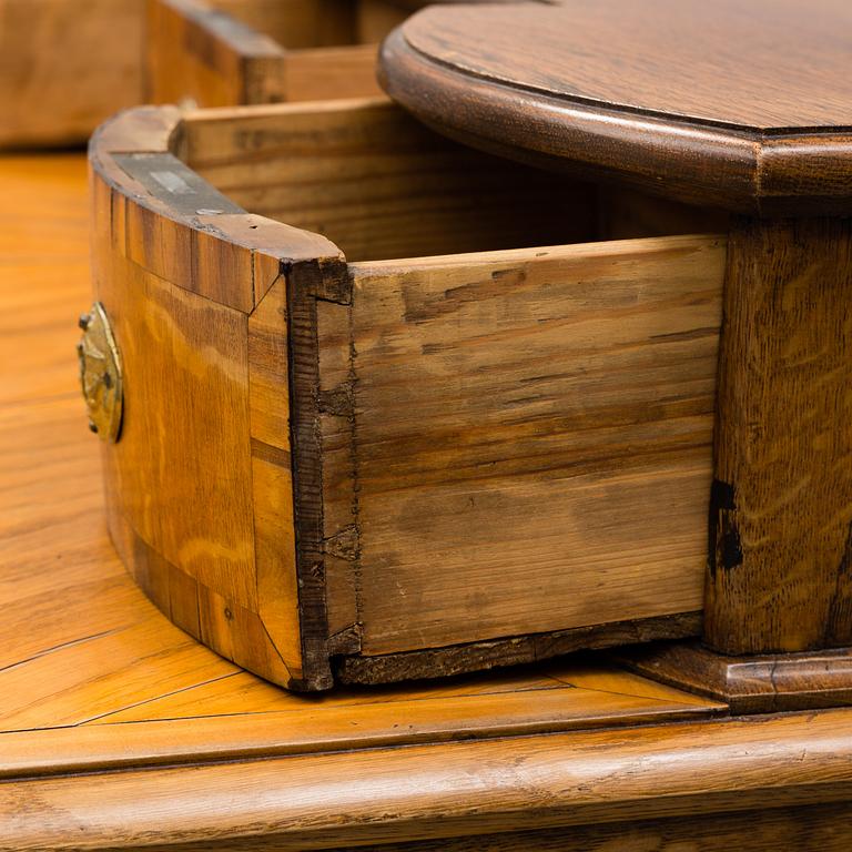 A first half of the 18th Century Baroque chest of drawers.