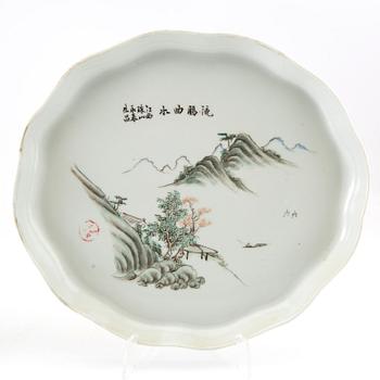 A set with two Chinese porcelain trays, 20th century.