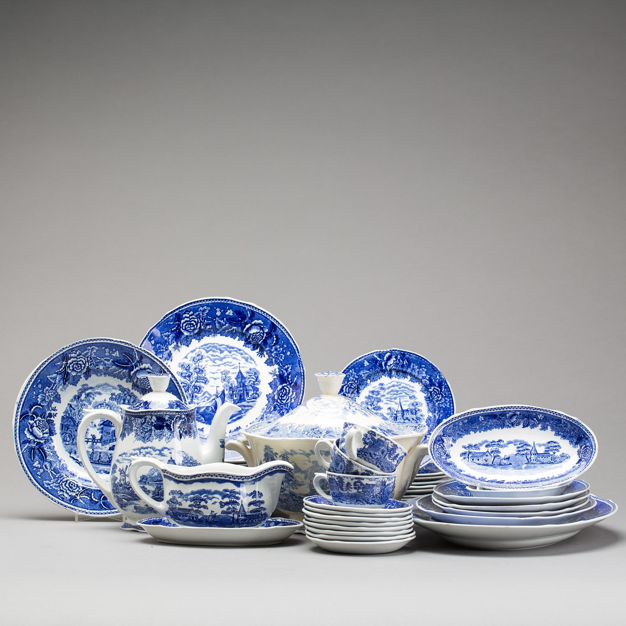 A "Blått landskap" Arabia eartheware dinner service.