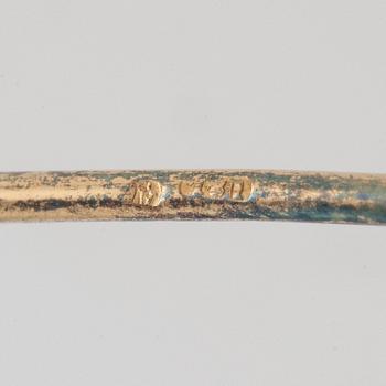 A brooch in silver and 14K gold with an amethyst flower.