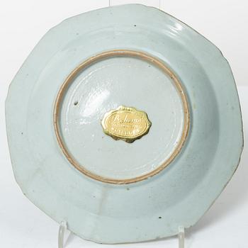 Fat, koppar, två stycken samt snusflaska, porslin. Qingdynastin, 1700/1800-tal.