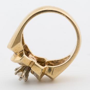 A ca 0.55 ct marquise-cut diamond ring with baguette-cut diamonds.