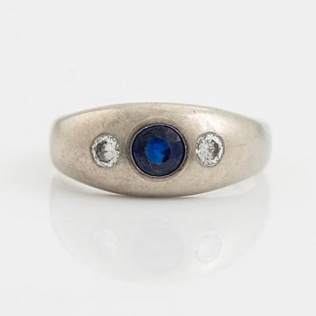 Ring 18K vitguld med en safir och runda briljantslipade diamanter.