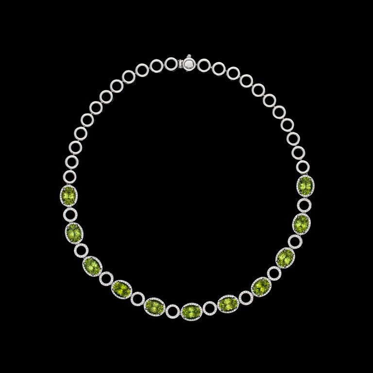 A peridote, tot. 31.78 cts, and brilliant cut diamond necklace, tot. 2.91 cts.