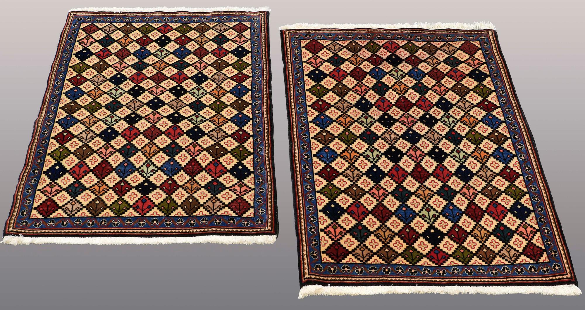 Two Sarouk rugs, ca 105 x 75 resp 101 x 70 cm.