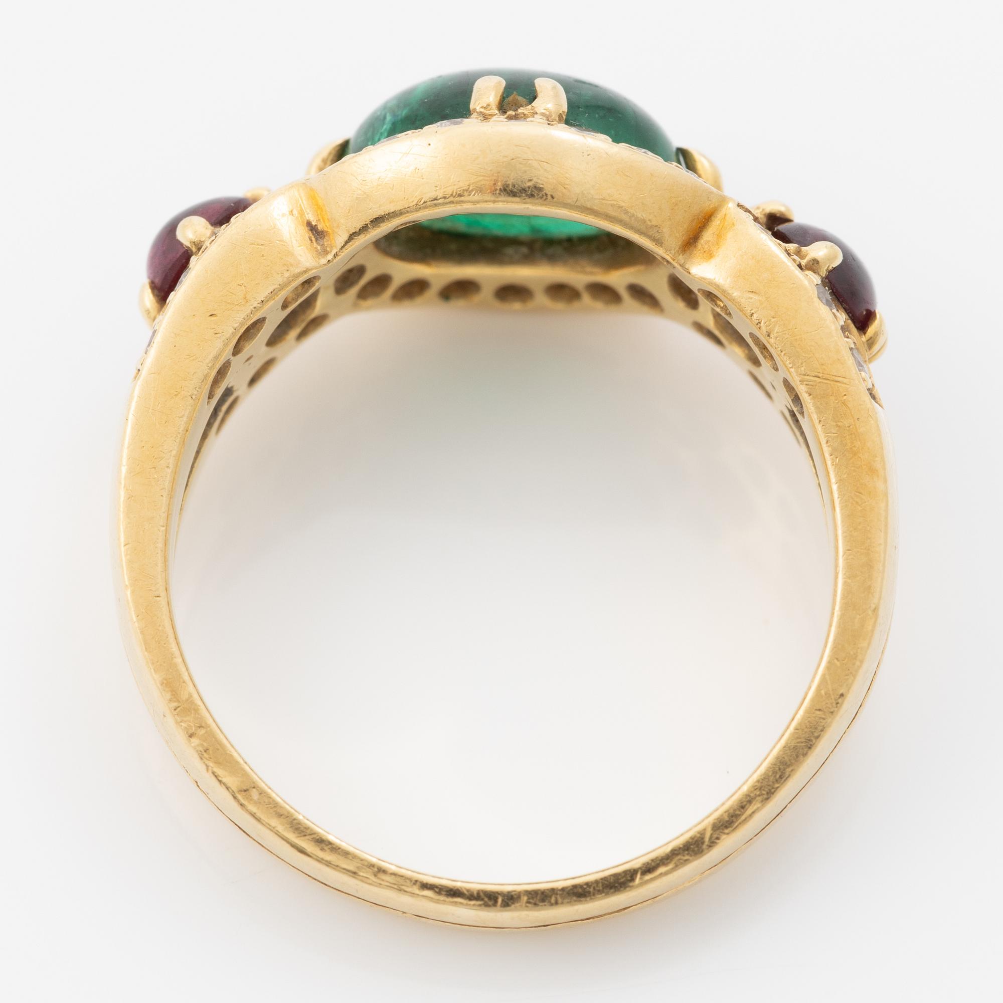 Ring, 18K guld med cabochonslipad smaragd och rubiner samt briljantslipade diamanter.