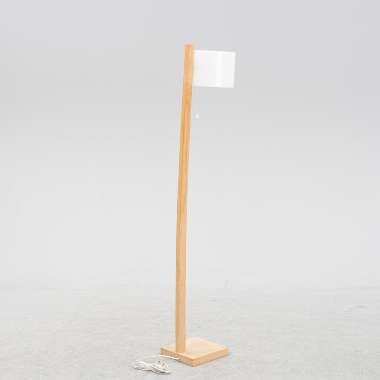 Uno & Östen Kristiansson, a beech and plastic floor light, Luxus, Vittsjö.