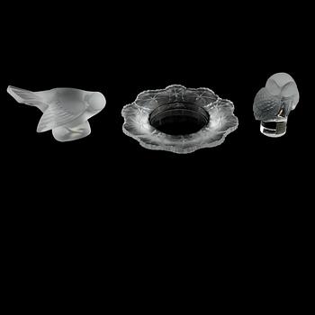 FIGURINER, 2 st, samt SKÅLFAT, glas, Lalique, 1900-talets andra hälft.