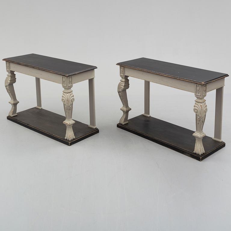 KONSOLBORD/SIDOBORD, ett par, 1900-tal.