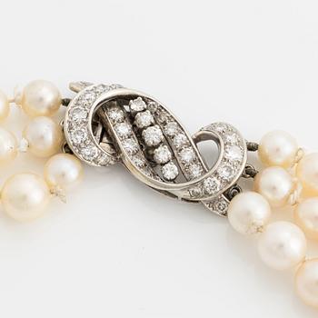 Necklace with cultured pearls clasp 18K white gold with round brilliant-cut diamonds.