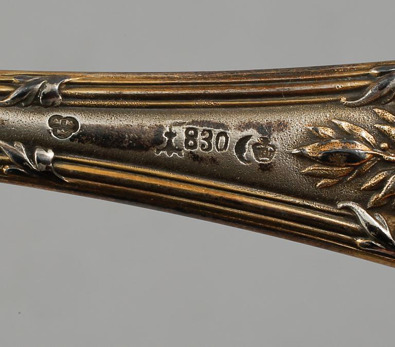 PARTI FÖRGYLLT SILVER, 31 delar, bl a I Sundström, Stockholm, 1800/1900-tal. Vikt 445 g.