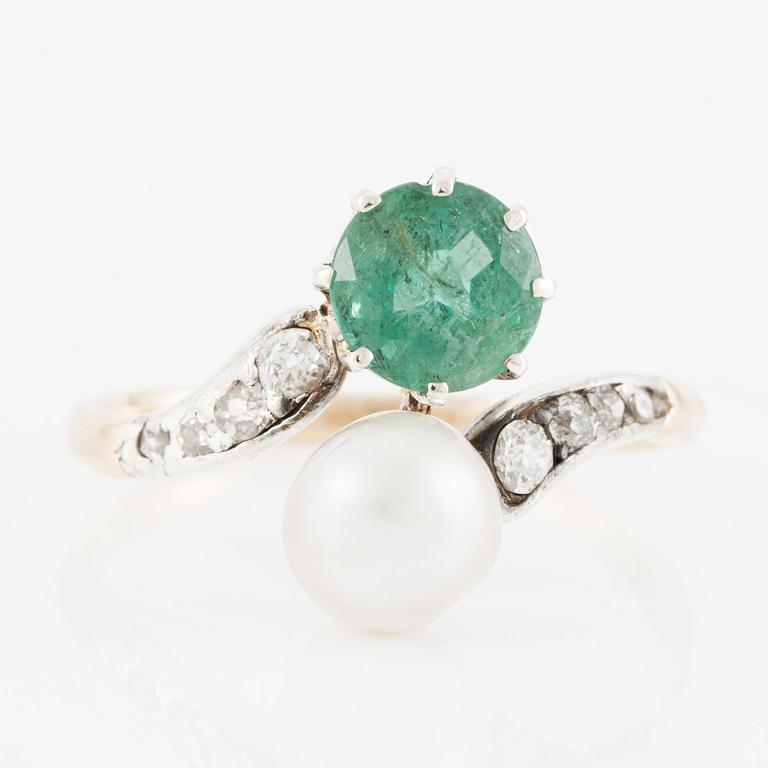 Ring 14K gold with emerald and cultured pearl, as well as old-cut diamonds.