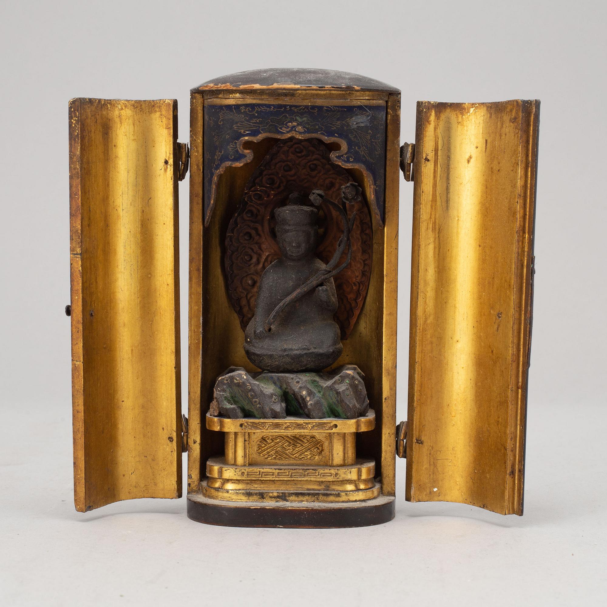 A group of Chinese and Japanese objects, nine pieces.