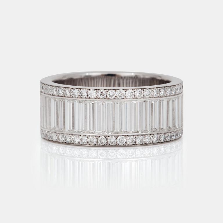 RING med briljant- och baguetteslipade diamanter.