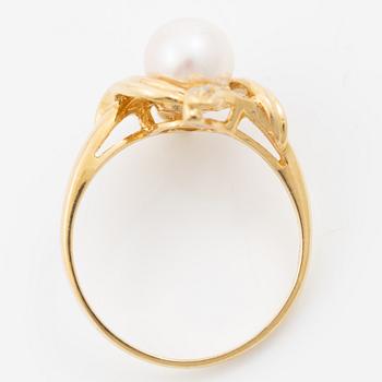 18K gold ring with a cultured pearl and small brilliant-cut diamonds.