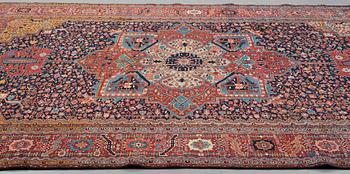 A carpet, a semi-antique West Persian, ca 466,5-470,5 x 334,5-350 cm.