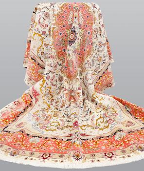 Matta, Täbris, part silk, s.k. 50 Radj, ca 343 x 250 cm.