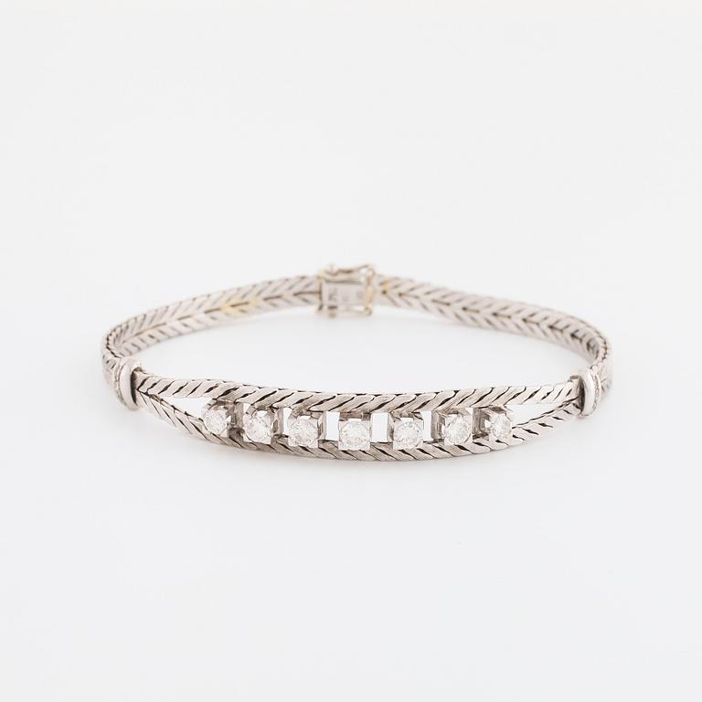 ARMBAND, med briljant- och åttkantslipade diamanter totalt ca 0.85 ct, importstämplad.