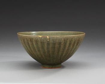 A large celadon glazed Longquan bowl, Yuan/Ming dynasty.