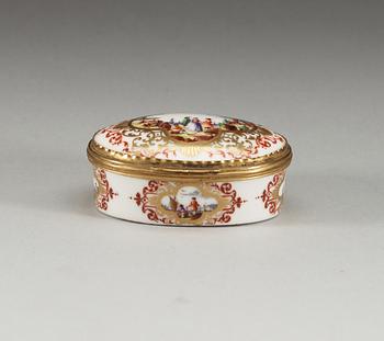 A silver gilt mounted Meissen tabatiere, ca 1730.