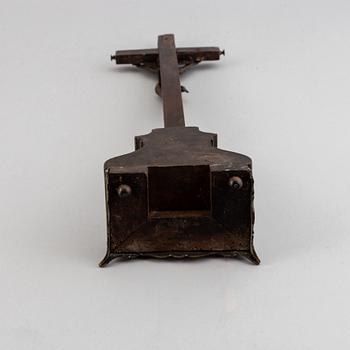 KRUCIFIX, mörkbetsat trä med inläggningar av mässing, 1700-tal.