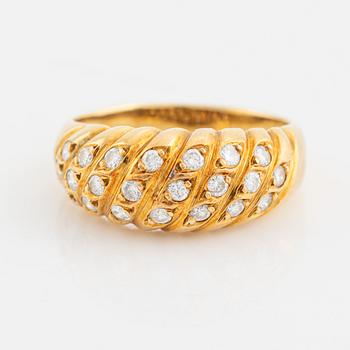 Ring guld med briljantslipade diamanter.