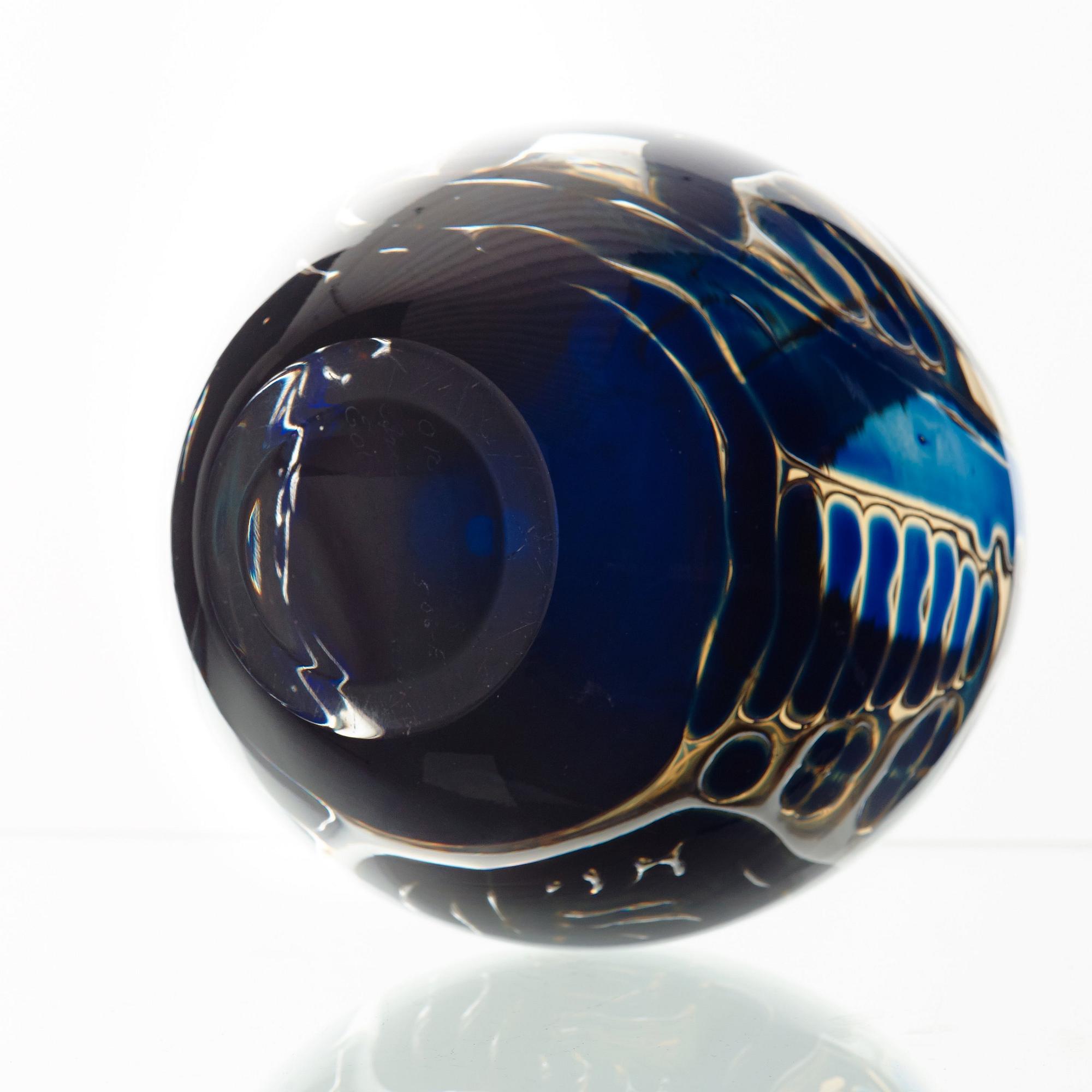 Edvin Öhrström, an 'Ariel' glass vase, Orrefors 1970.