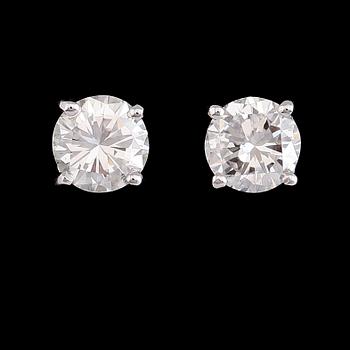 ÖRHÄNGEN, 1 par, 18K vitguld, solitära briljantslipade diamanter tot ca 0.80 ct.